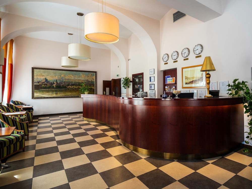 EA Hotel Downtown 3/40