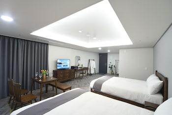 Deluxe, Family, Pool Access