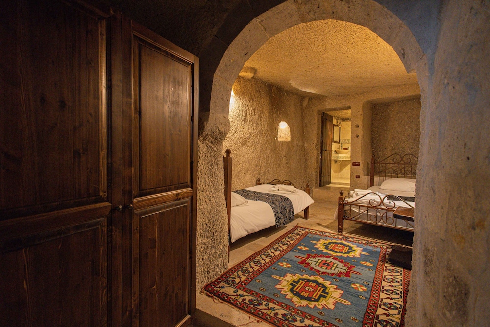 Travellers Cave Pension 24/50