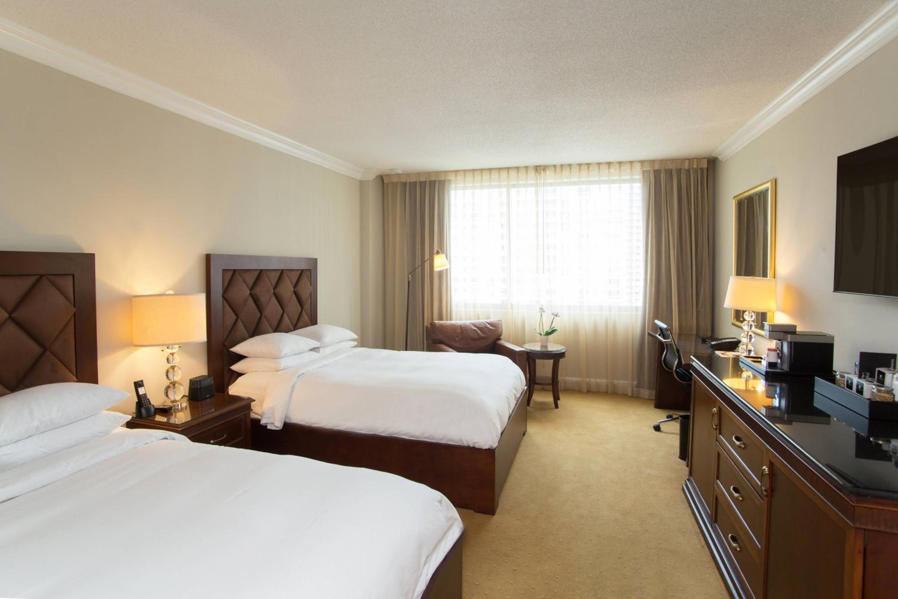 Guest Room, 2 Double Beds, City View, Concierge Level، JW Marriott Miami 5/6