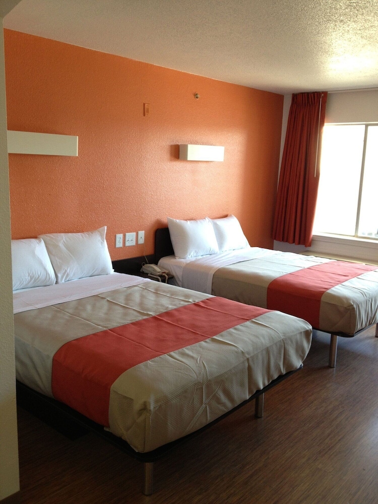 Motel6 Grand Prairie, TX - Near Six Flags Drive 14/44