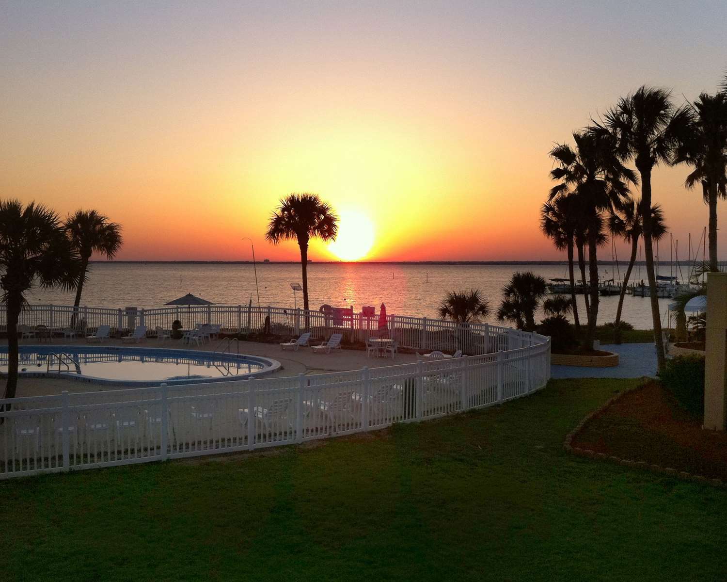 Quality Inn & Suites Gulf Breeze Bayside near Pensacola Beach 30/33