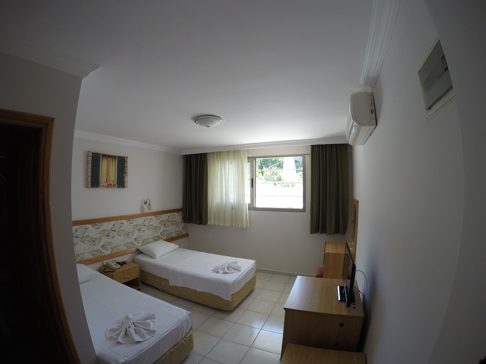 STANDARD, DOUBLE OR TWIN BED, GARDEN VIEW