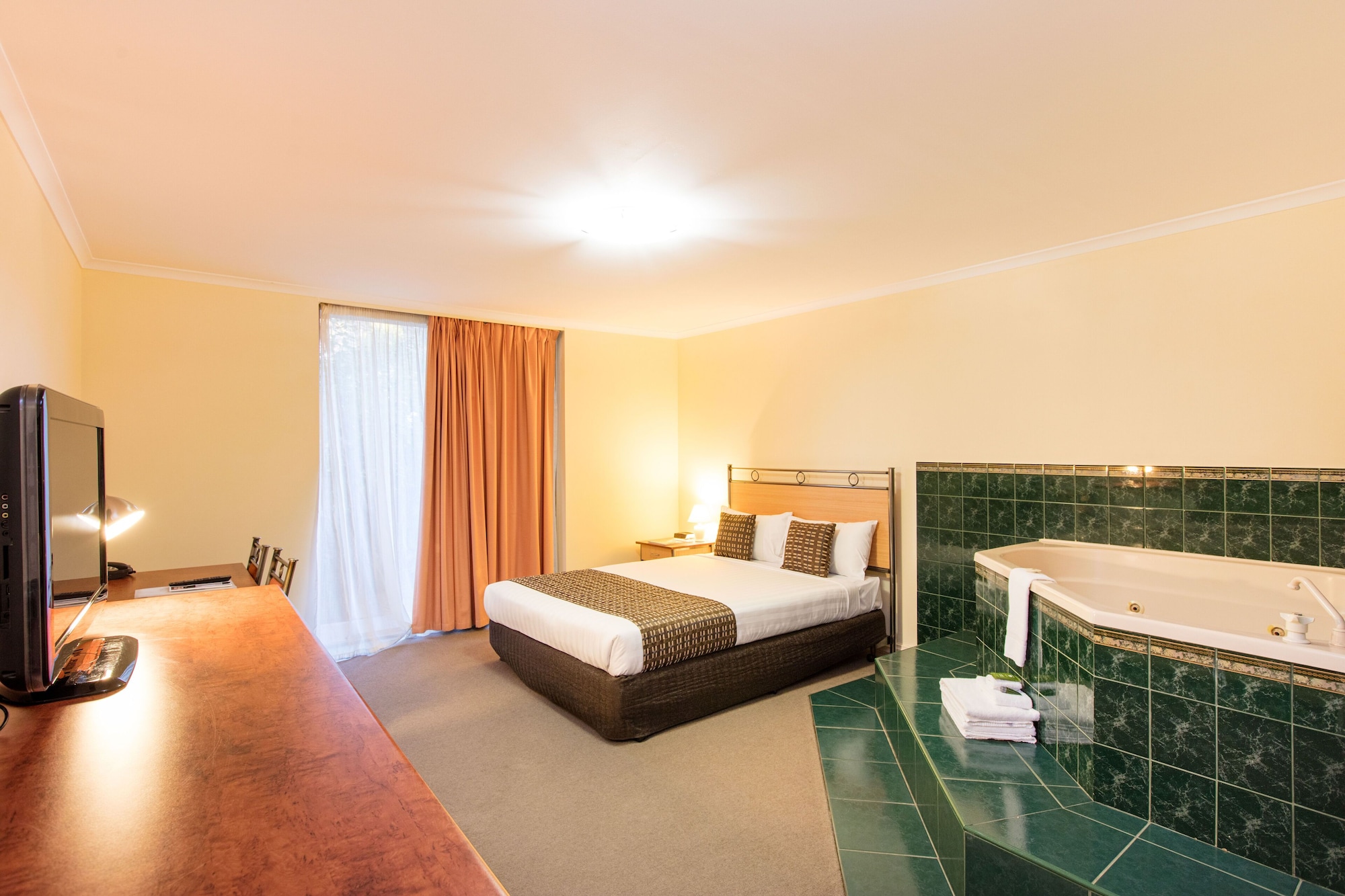 SUPERIOR, QUEEN BED, JETTED TUB
