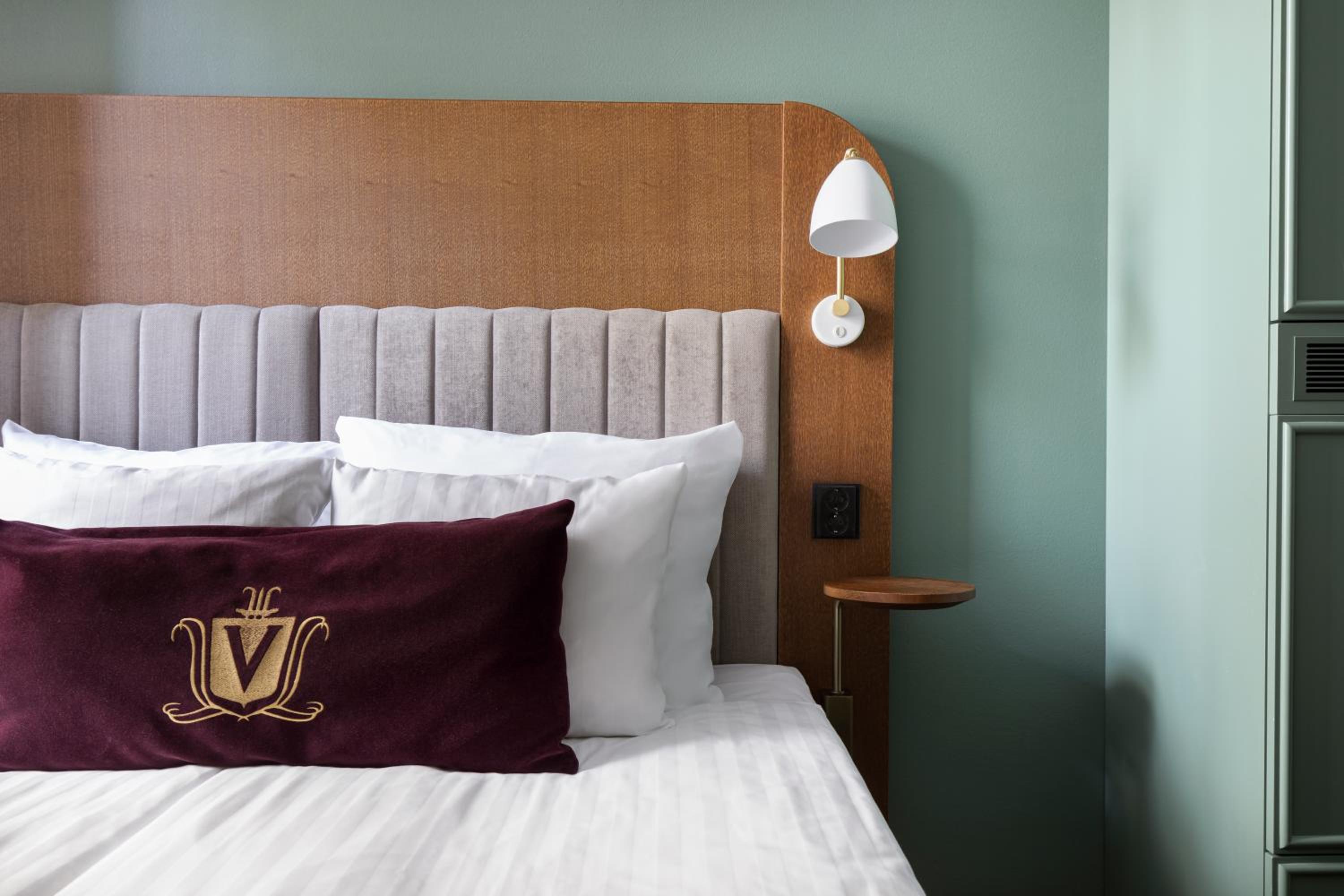 Standard, Queen Bed