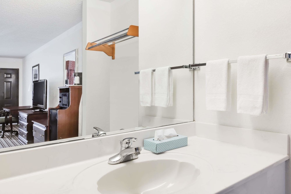 غرفة بسرير كينج، Days Inn by Wyndham Oneonta AL 4/4
