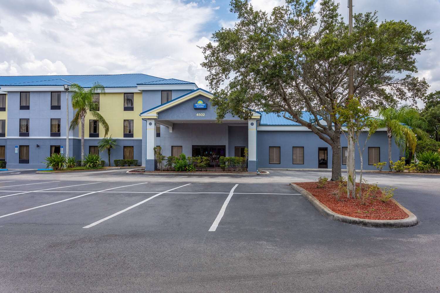Days Inn & Suites by Wyndham Lakeland 74/85