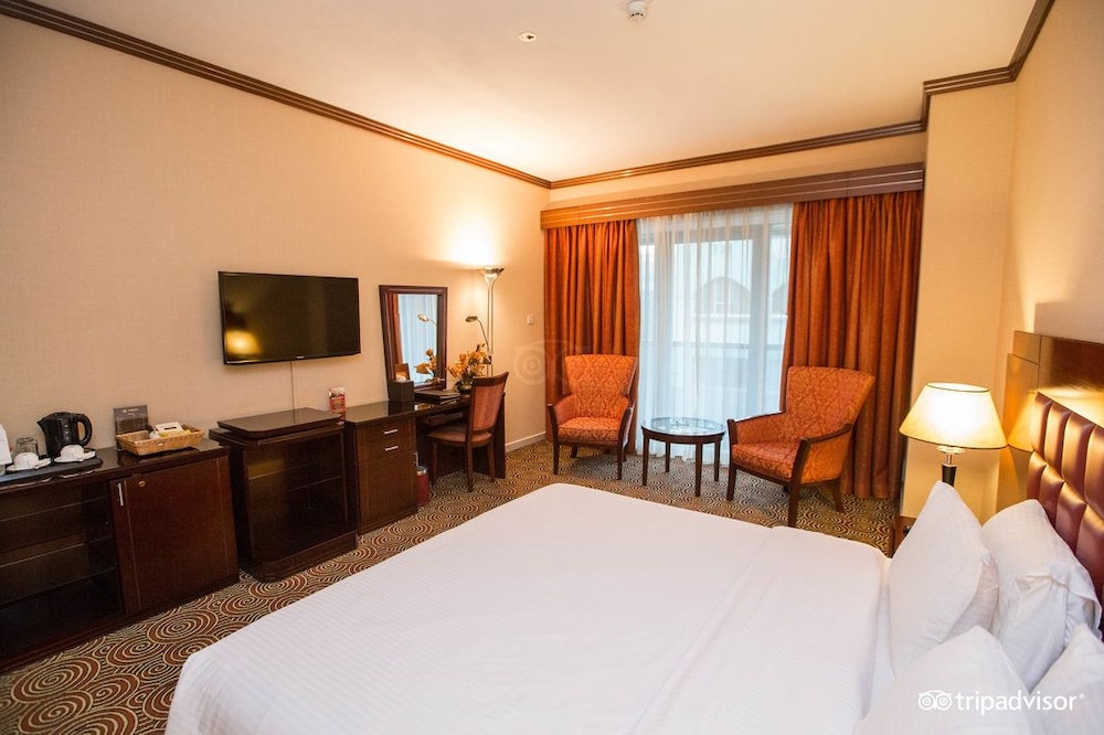 DELUXE, DOUBLE OR TWIN BED
