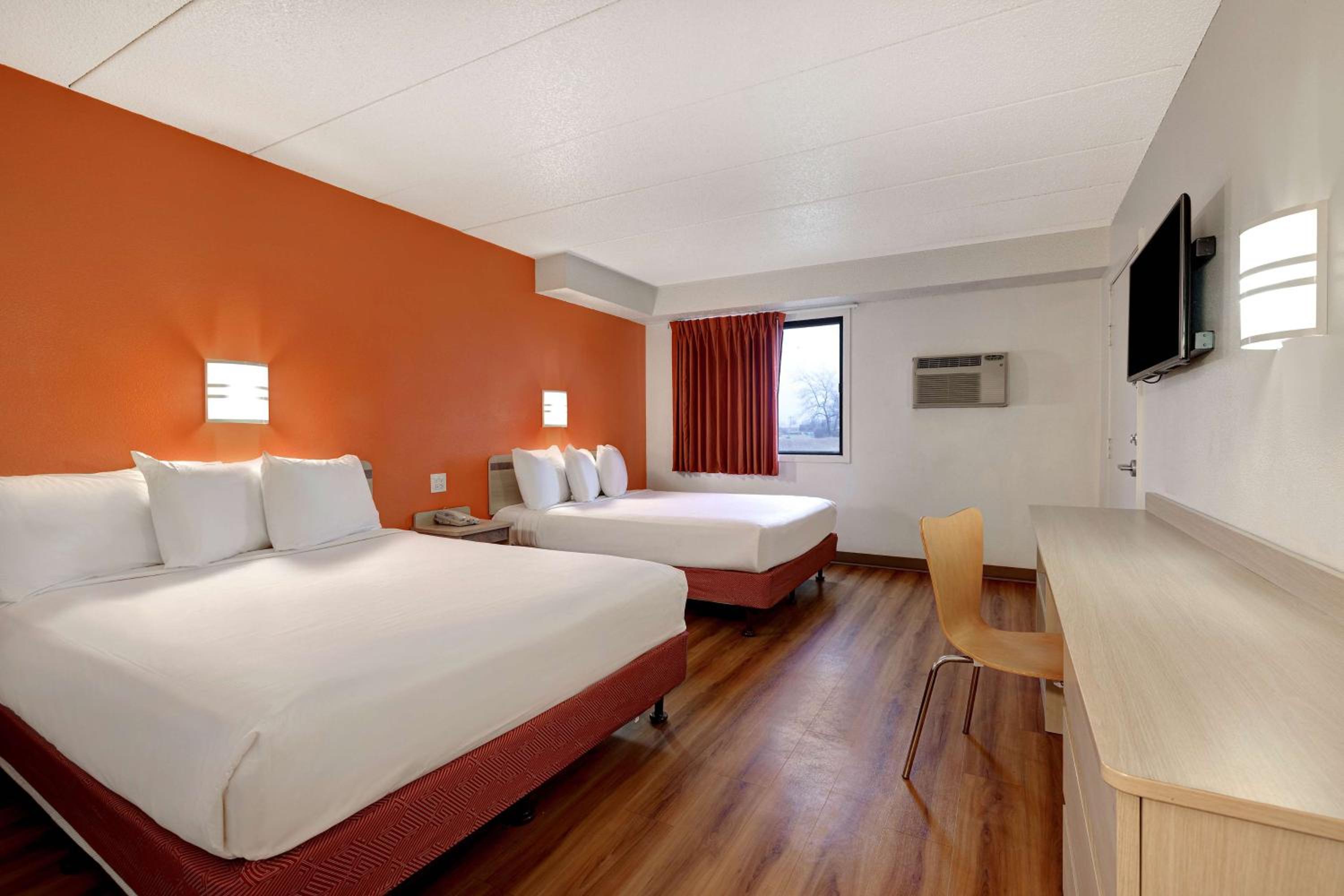 1 Full Bed - ADA/RI Shower/Hearing Impaired، Motel6 Lakeville, MN - South - Lakeville 4/10