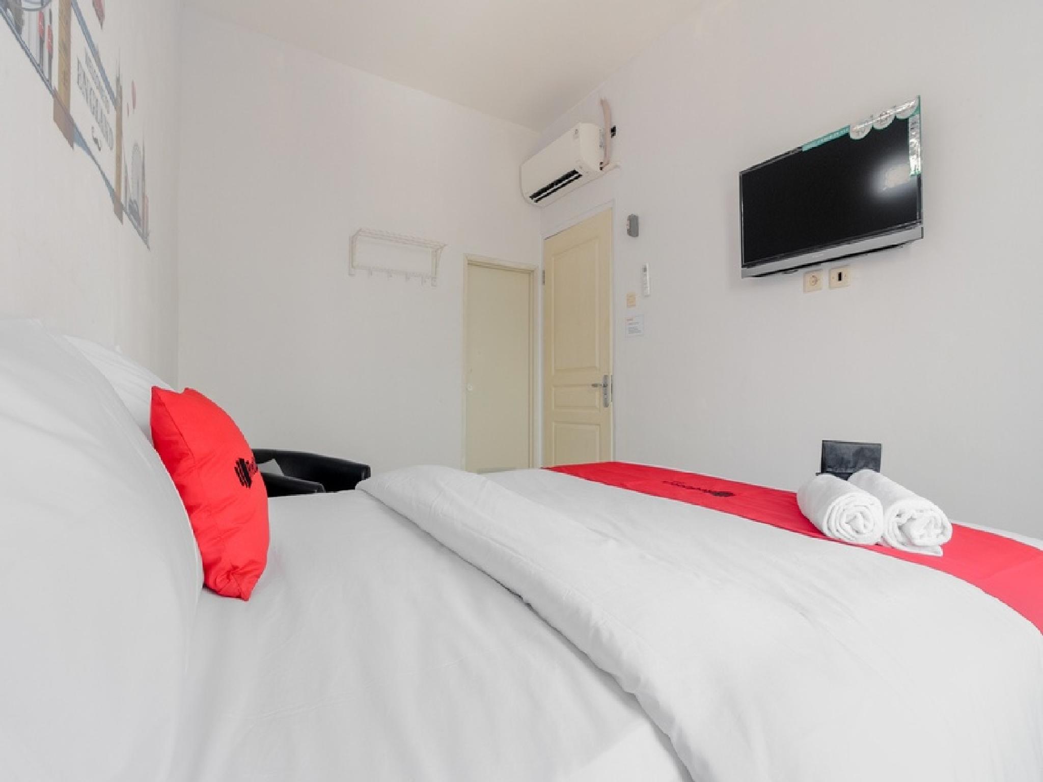 Reddoorz Plus Near Taman Rasuna Menteng 7/17