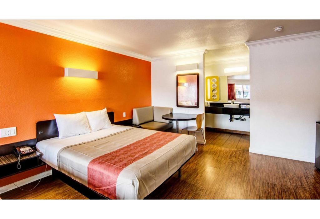1 King Bed Non-Smoking, Micfridge