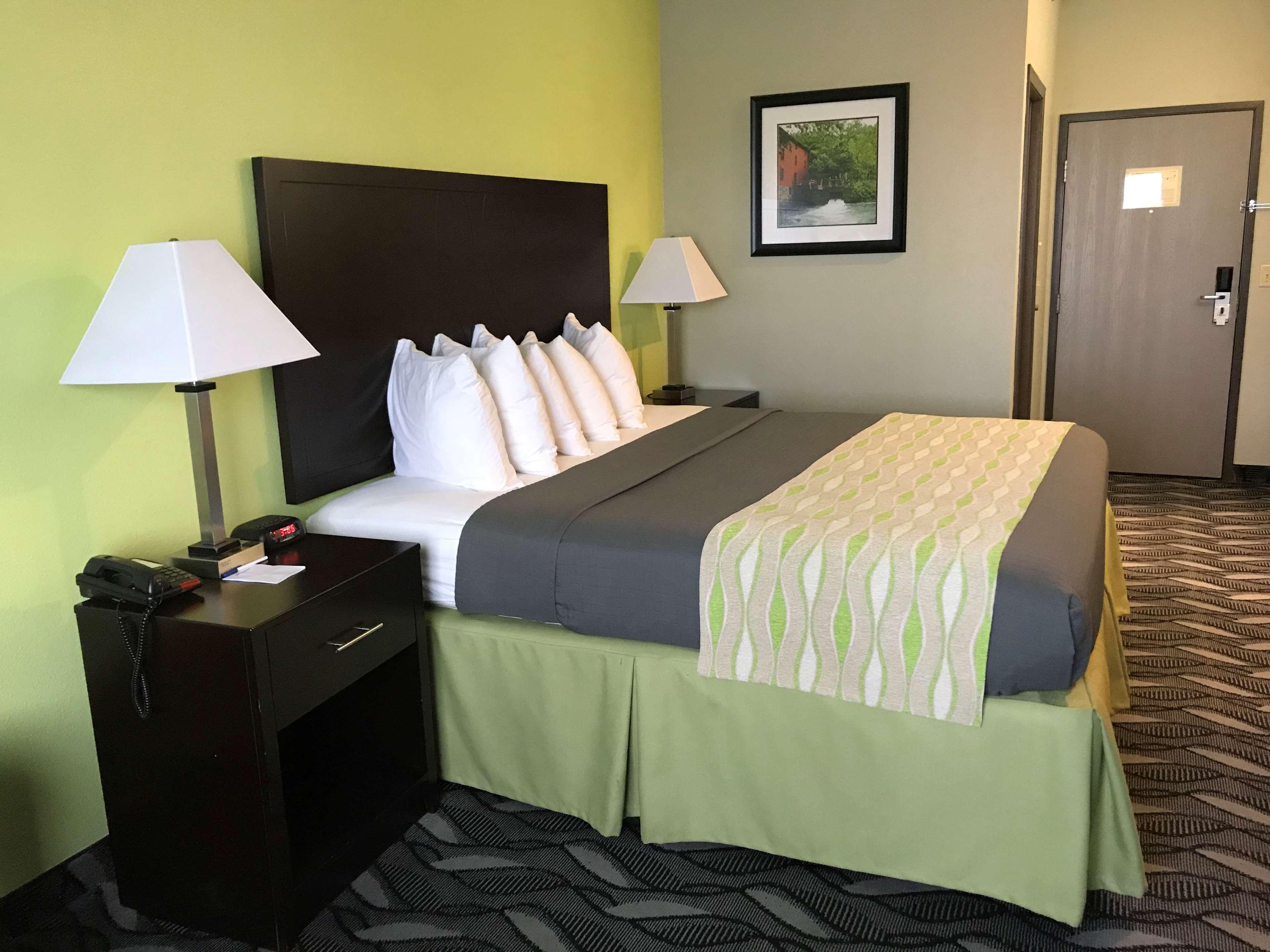 غرفة بسرير كينج بحوض استحمام، Best Western Mt. Vernon Inn 3/4