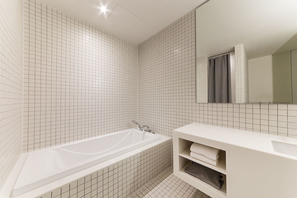 Hotel 498 36/42