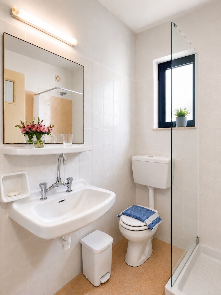 Golden Bay Apartments-Garden Haven 86/87
