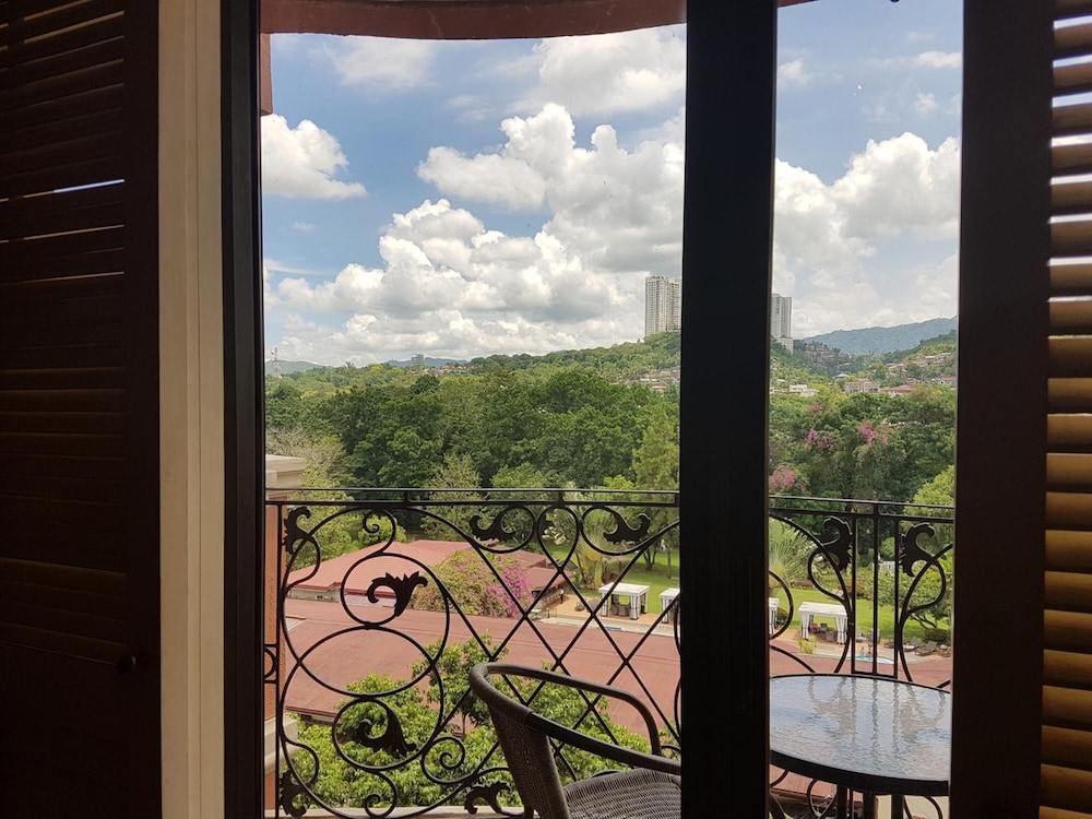 Sophia Suites Residence Hotel 37/45
