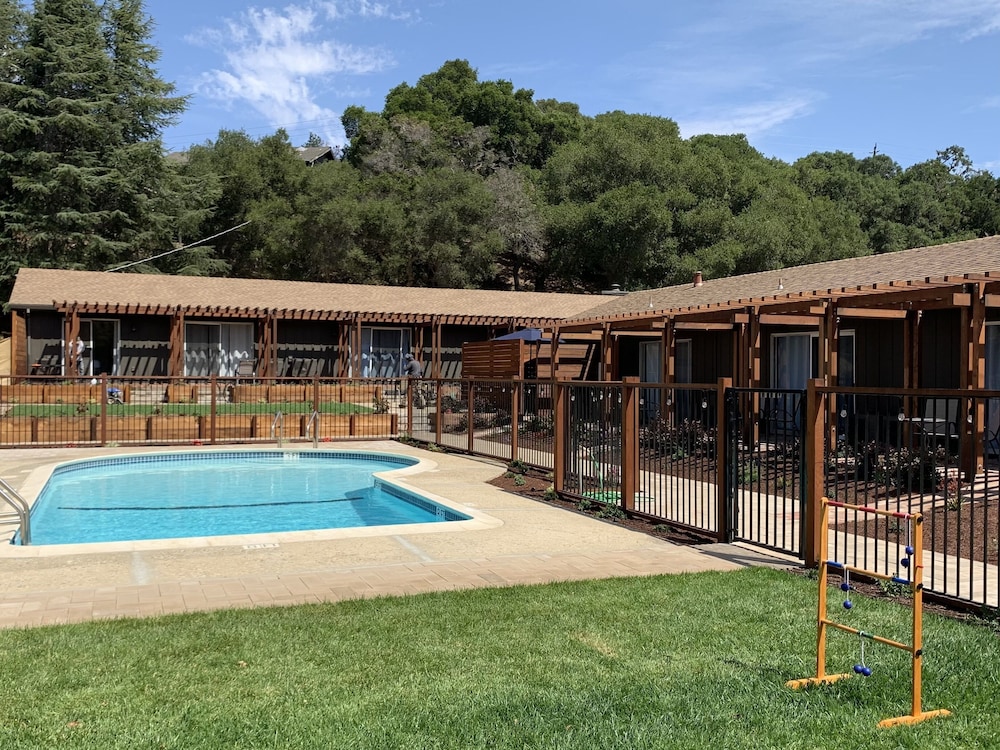 Hidden Valley Inn 2/57