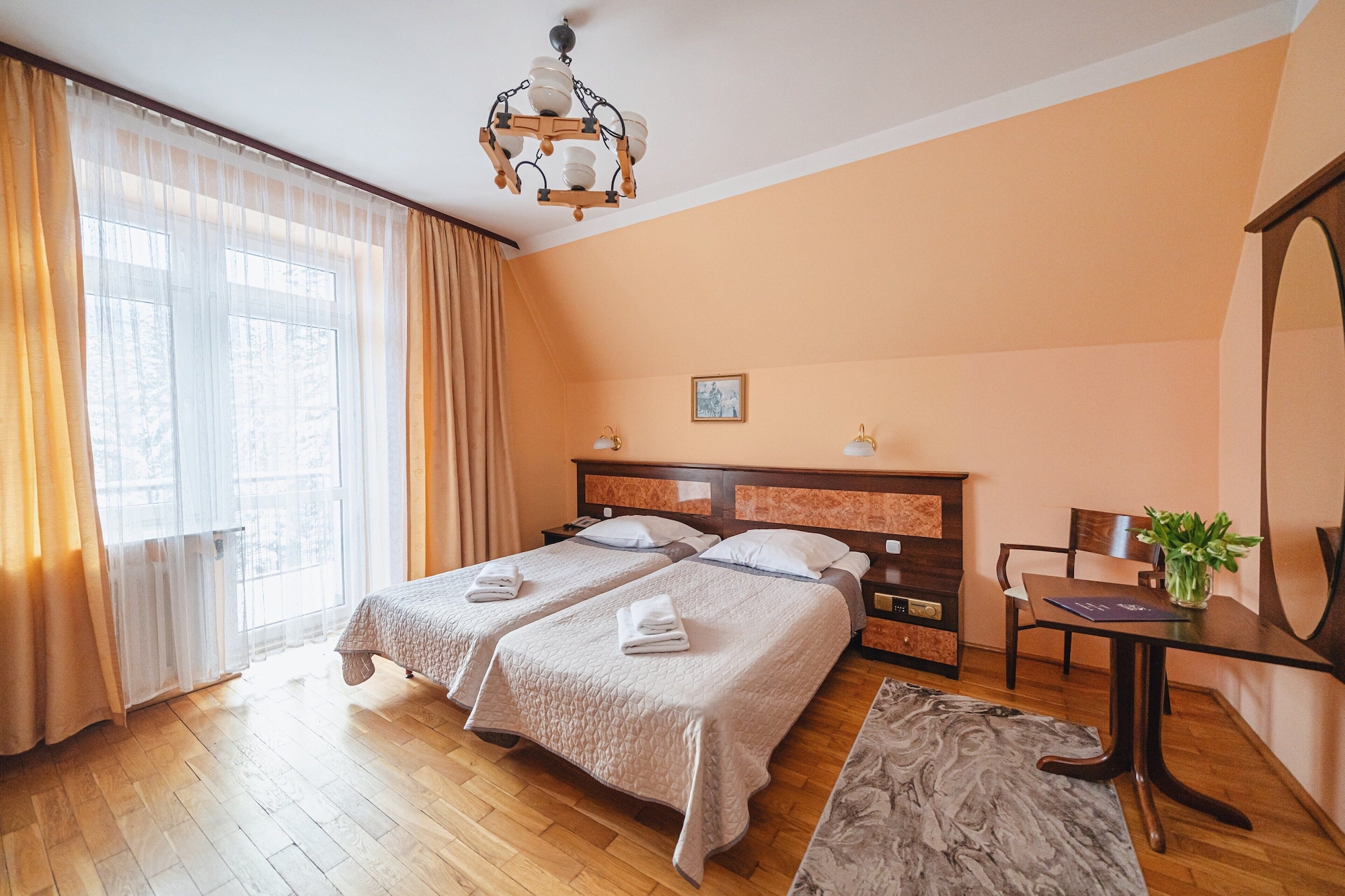 ROOM, DOUBLE BED