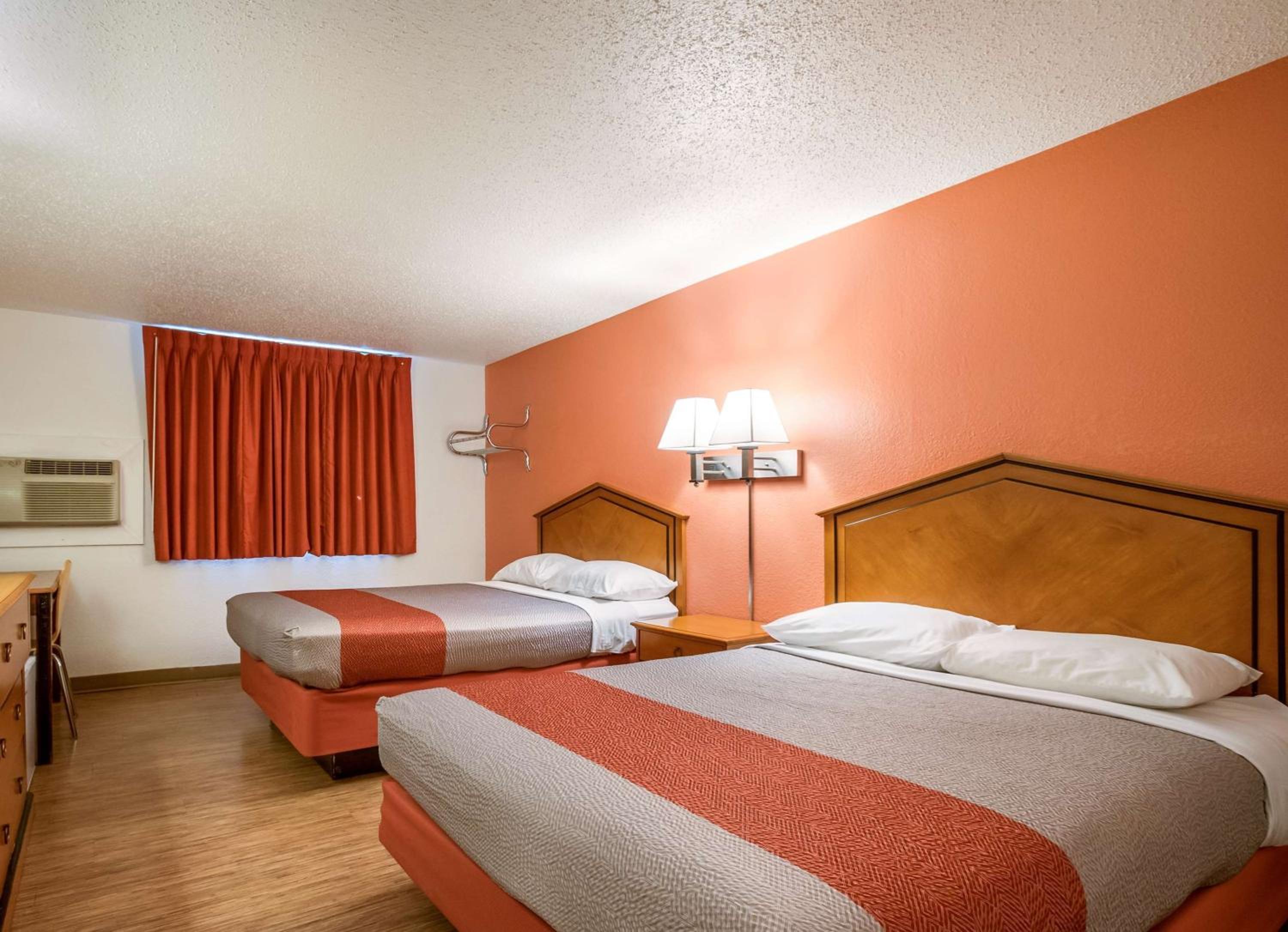 Deluxe, Quadruple, Motel6 Albert Lea, MN 5/10