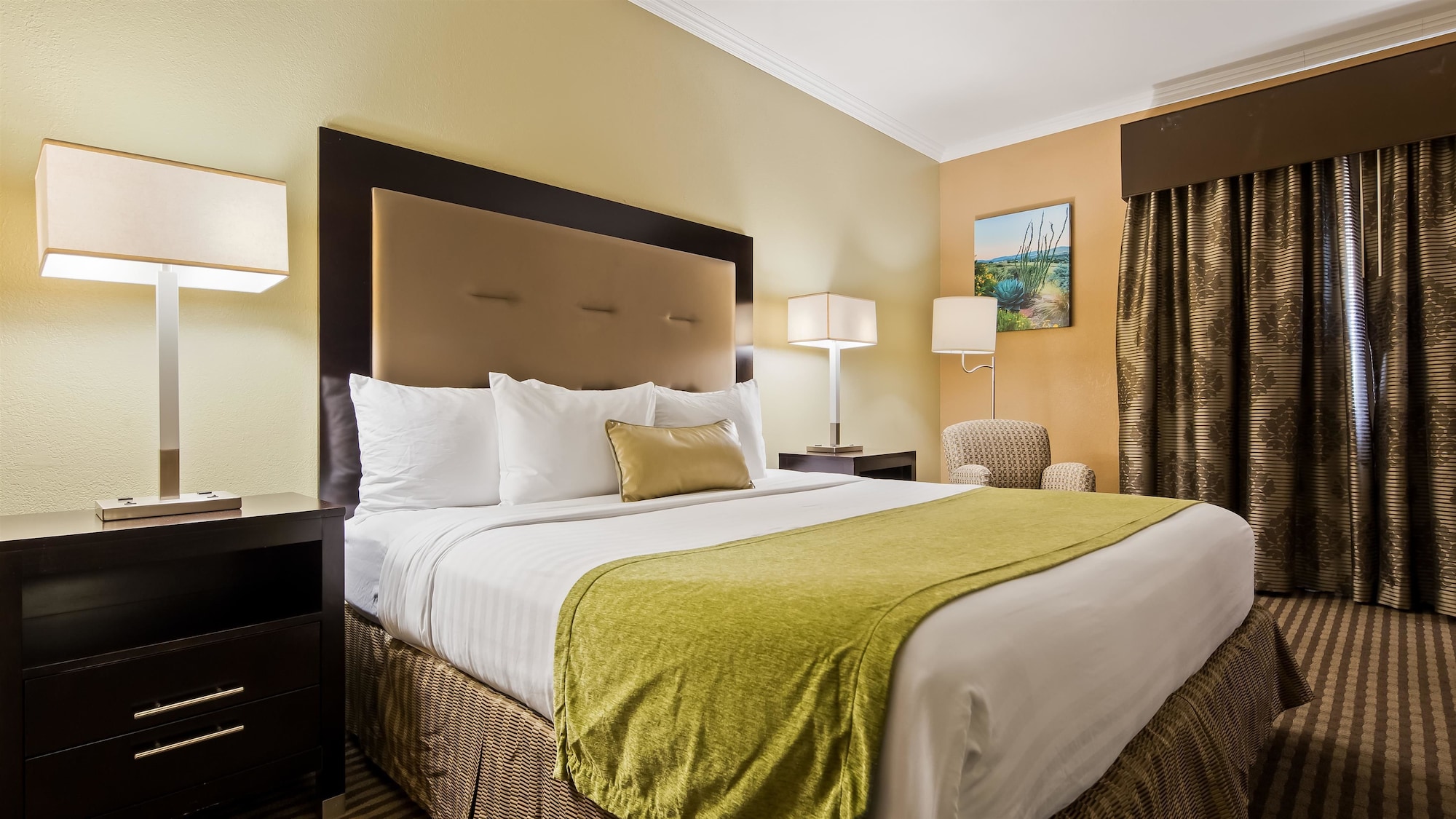 غرفة قياسية بسرير كينج، Royal Sun Inn & Suites 3/9