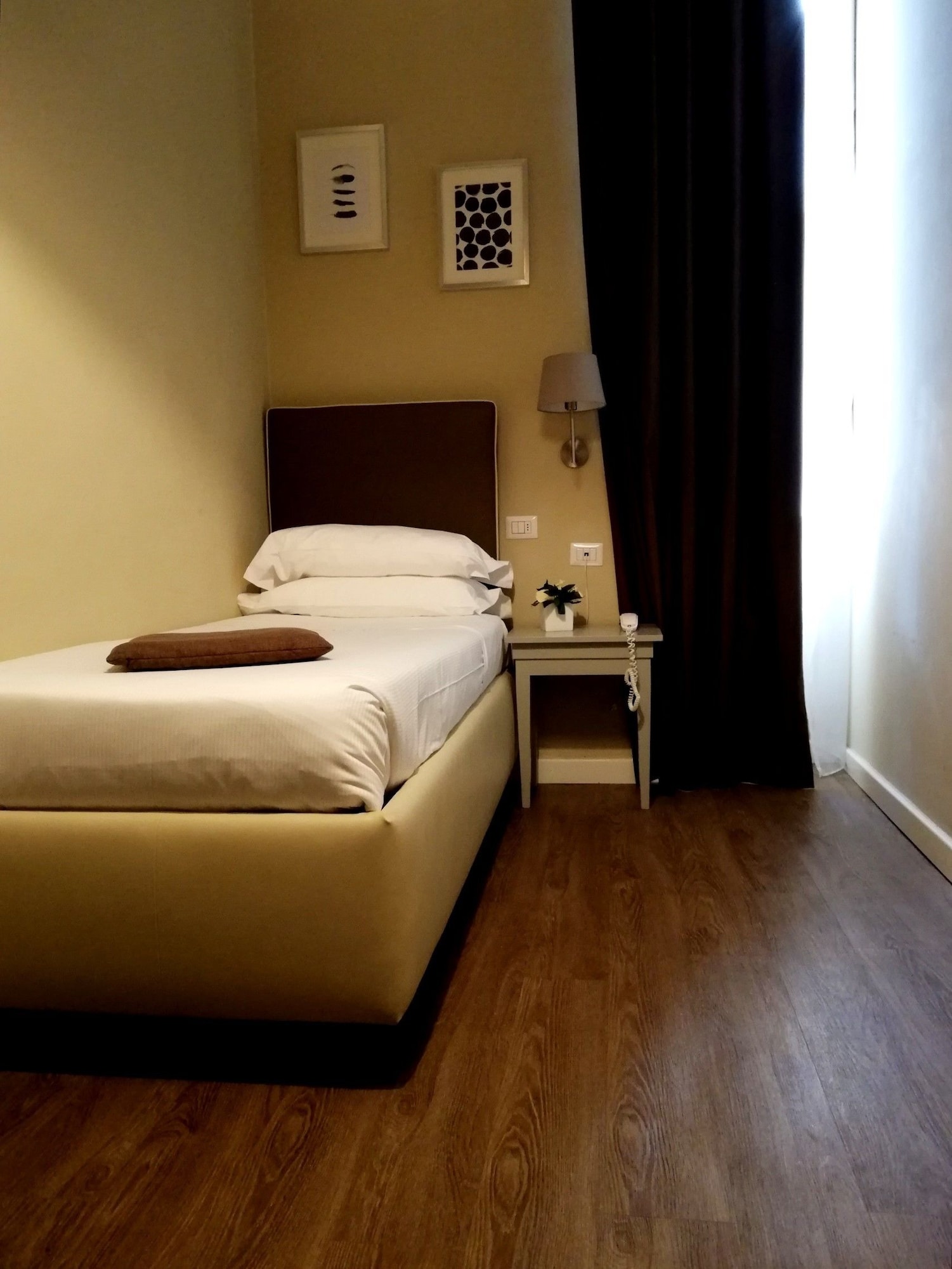 ROOM, SINGLE