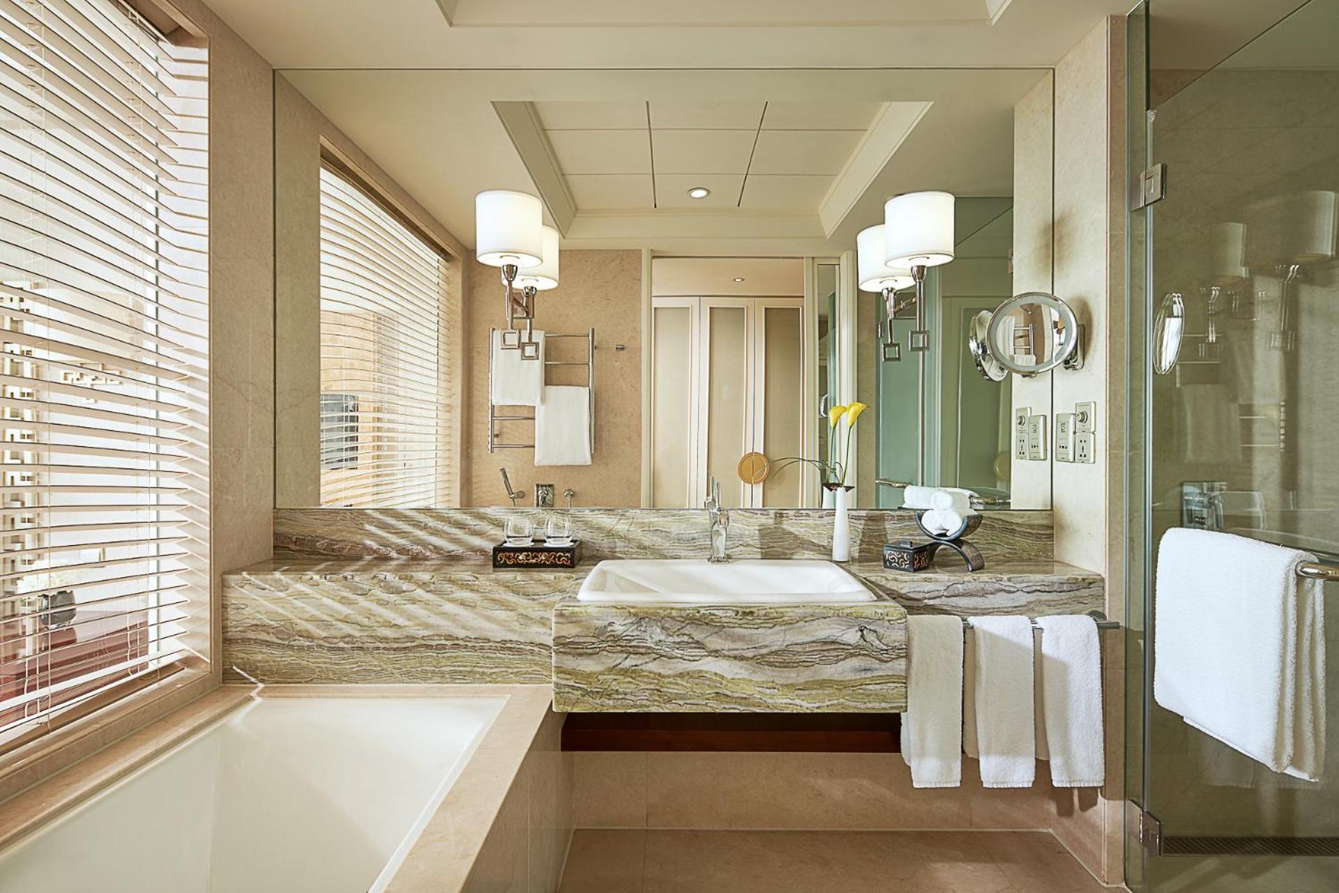 SIGNATURE, SUITE, LAKE VIEW
