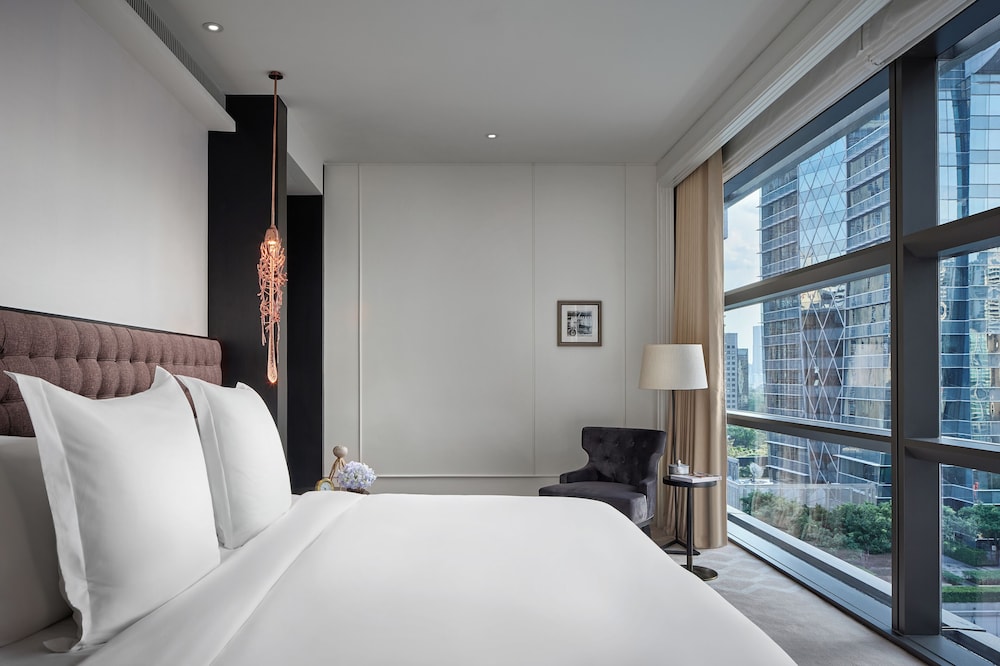 MANOR, SUITE, KING BED