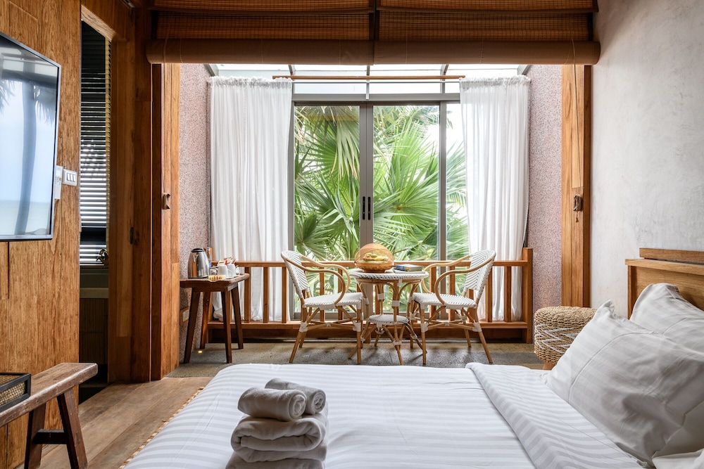 2 Bedrooms, Duplex, Suite, 2 King Beds, Beach Front, Indoor Pool