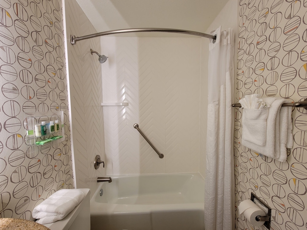Holiday Inn Biltmore East 17/61