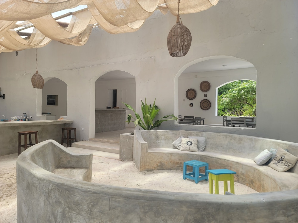 Driftwood Beach Lodge 9/48