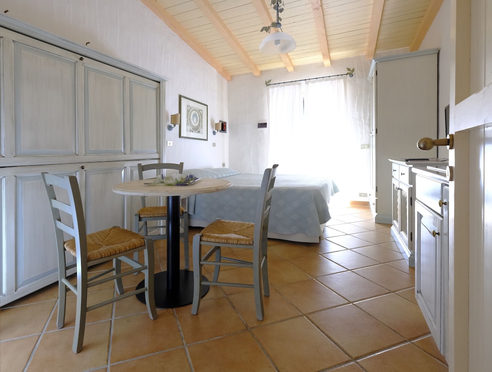 Hotel Resort And Spa Baia Caddinas 31/50