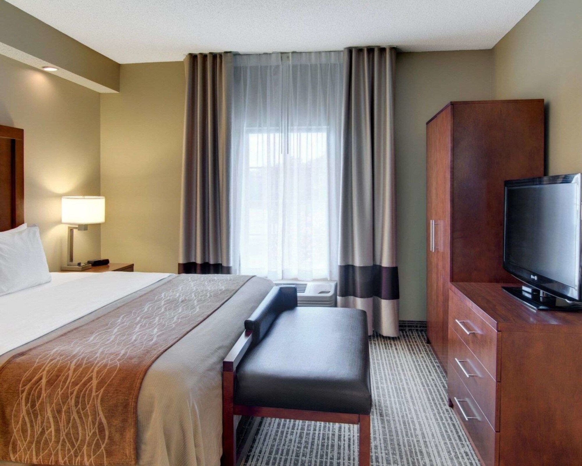 جناح بسرير كينج مع أريكة لذوي الإعاقة