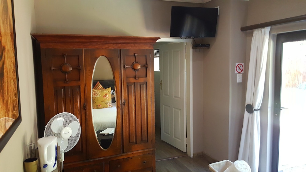 Aerotropolis Guest Lodge 50/50