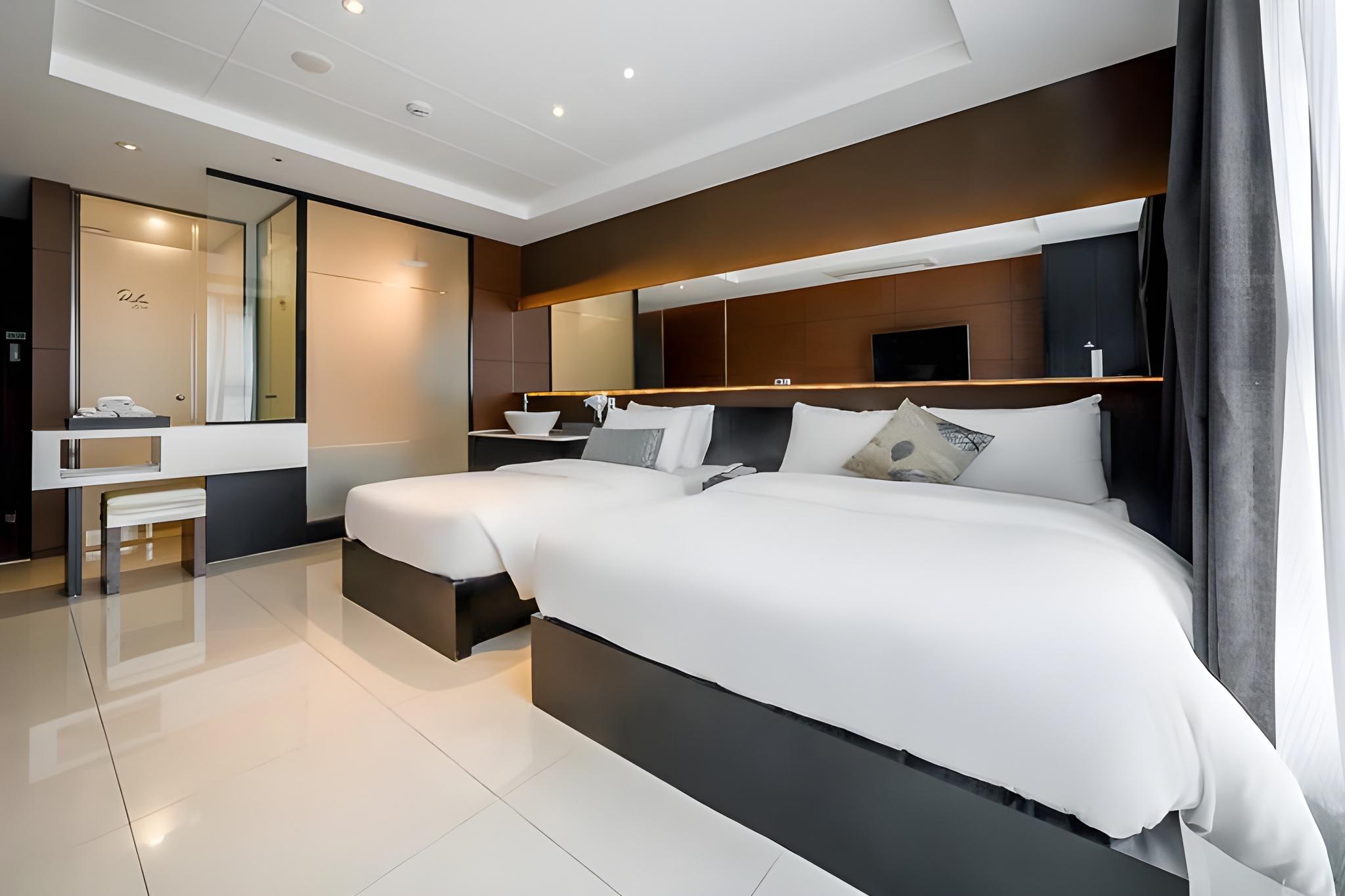 غرفة قياسية بسريرين منفصلين وسرير مزدوج وسرير فردي، Brown Dot Hotel Incheon Songdo 3/4