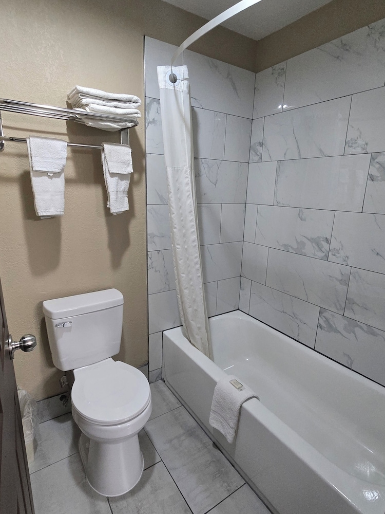 غرفة بسرير كينج لذوي الإعاقة، Super 8 By Wyndham Kansas City 8/10