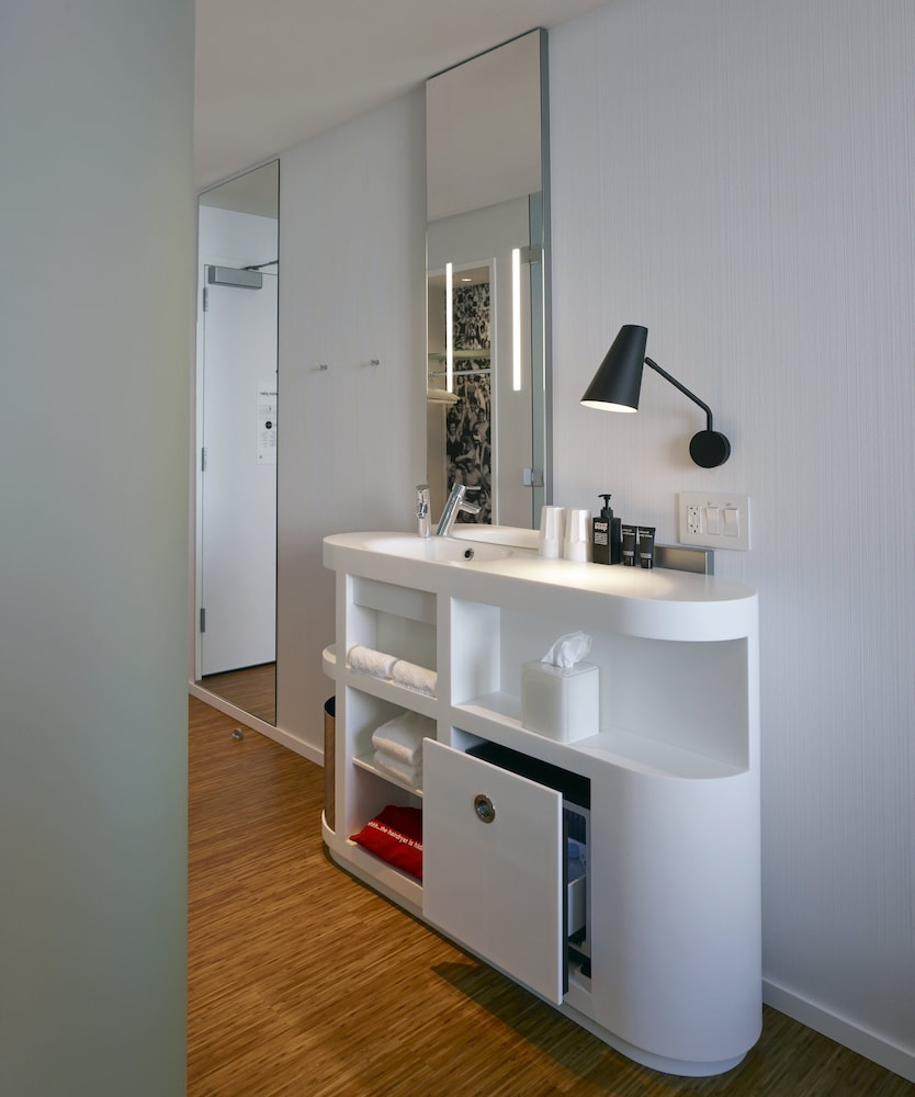 citizenM Boston North Station 7/57
