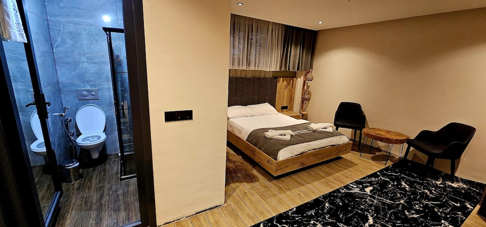 EXCLUSIVE, SUITE