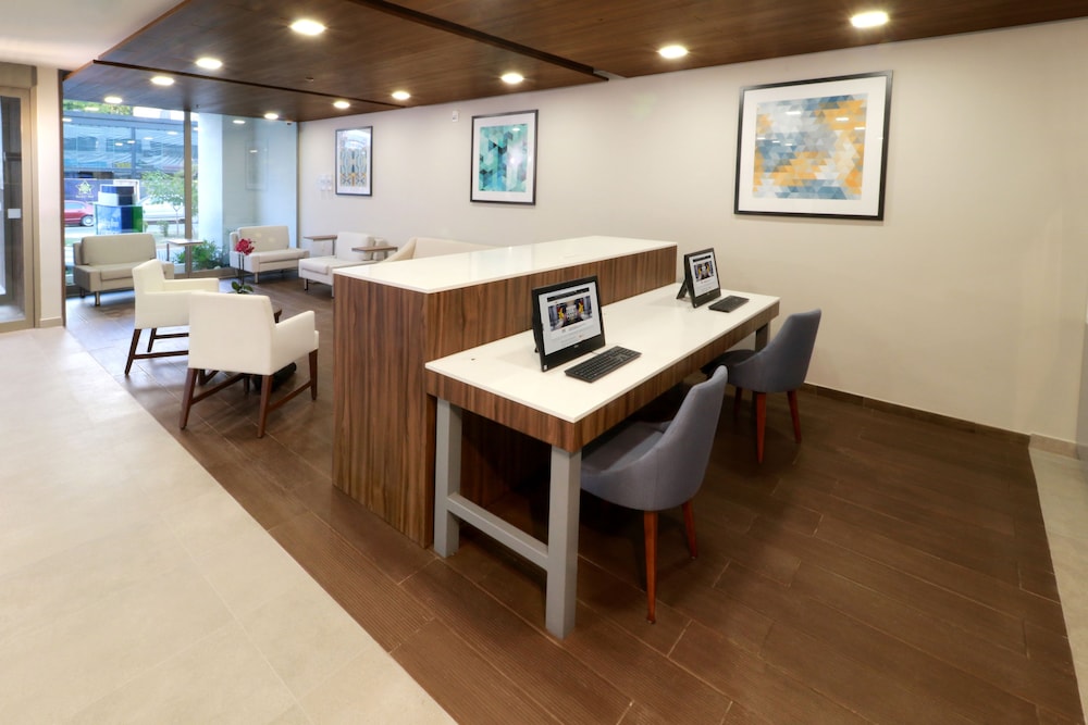 Holiday Inn Express And Suites Playa Del Carmen 54/74