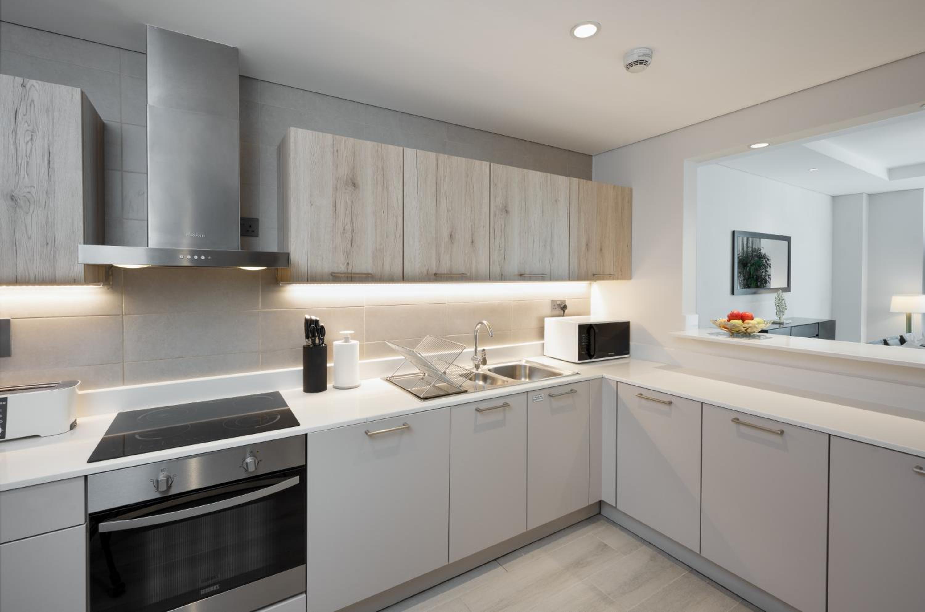 إقامة تنفيذية بسرير كينج بـ3 غرف نوم بإطلالة جزئية على البحر، Centara West Bay Hotel and Residences Doha 5/5