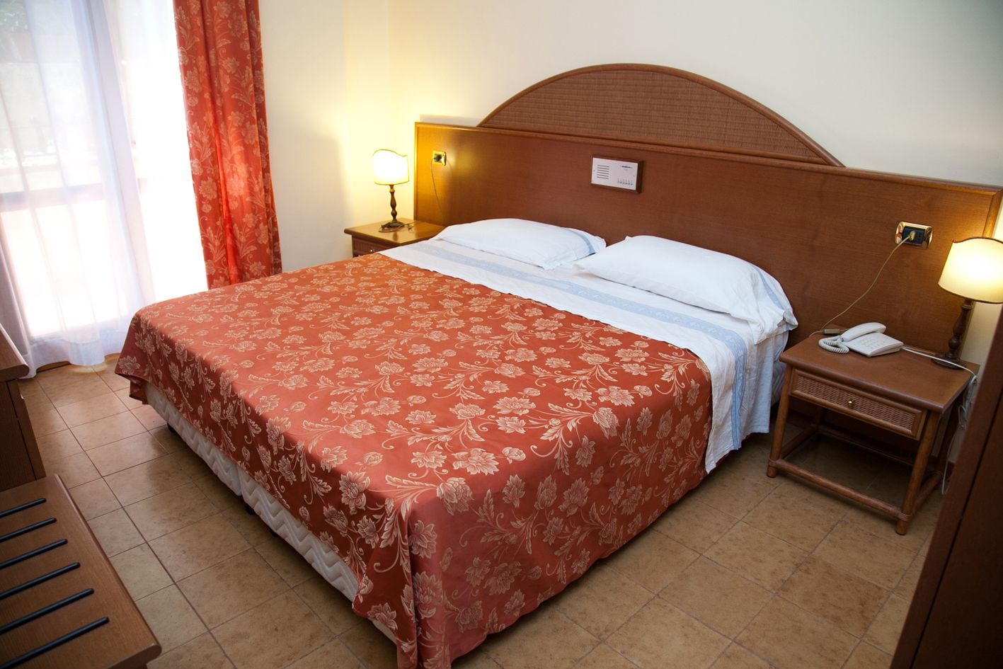 STANDARD, DOUBLE OR TWIN BED, COURTYARD AREA