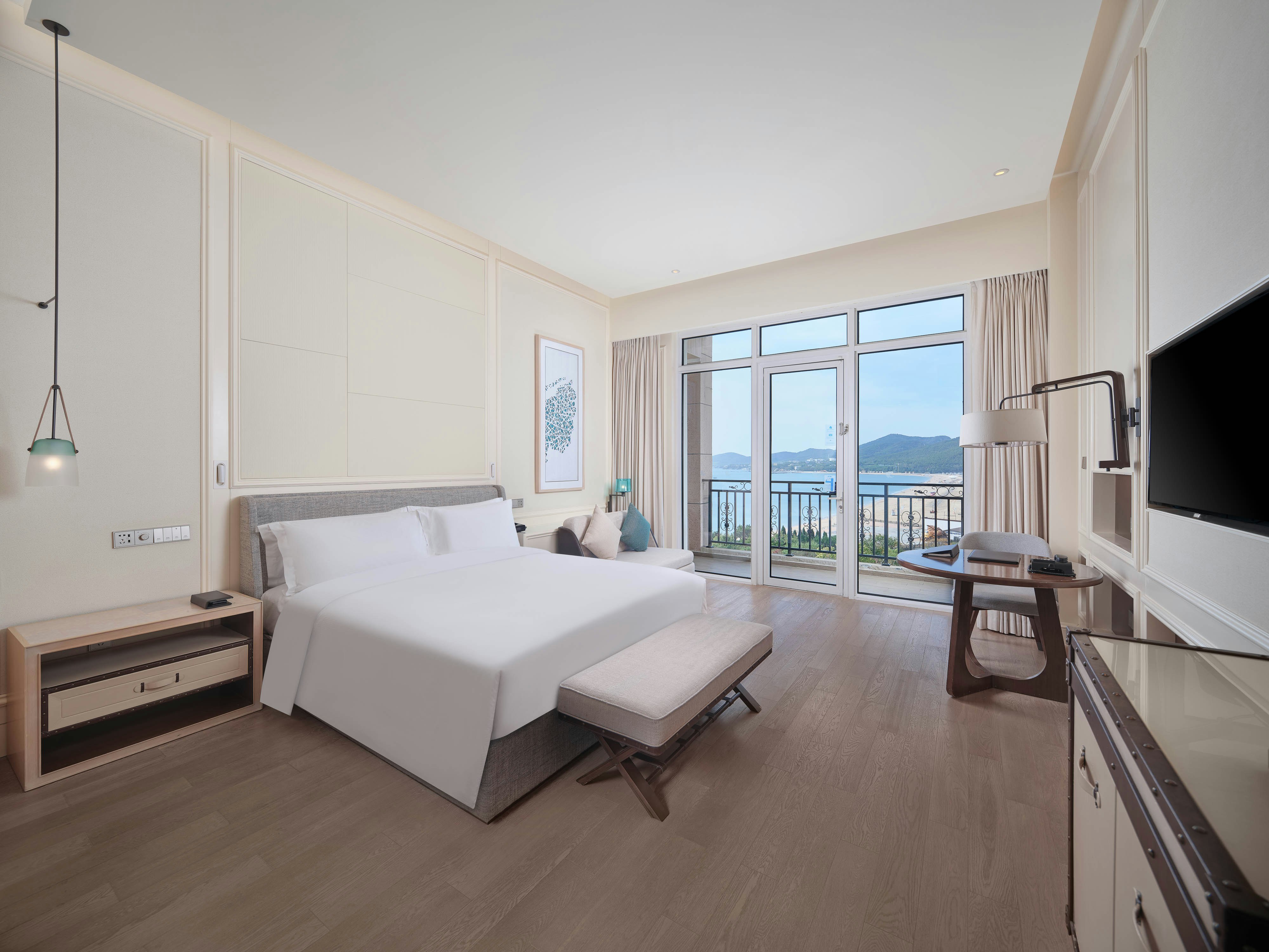 غرفة ديلوكس بسرير كينج بإطلالة على البحر بشرفة، Hilton Dalian Golden Pebble Beach Resort 4/5