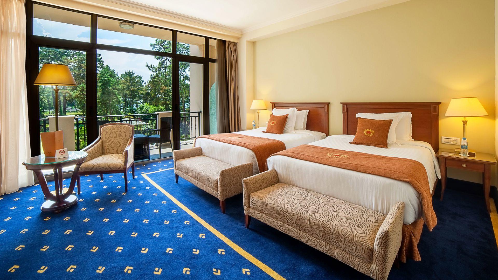 Family, Twin Beds, Pool View