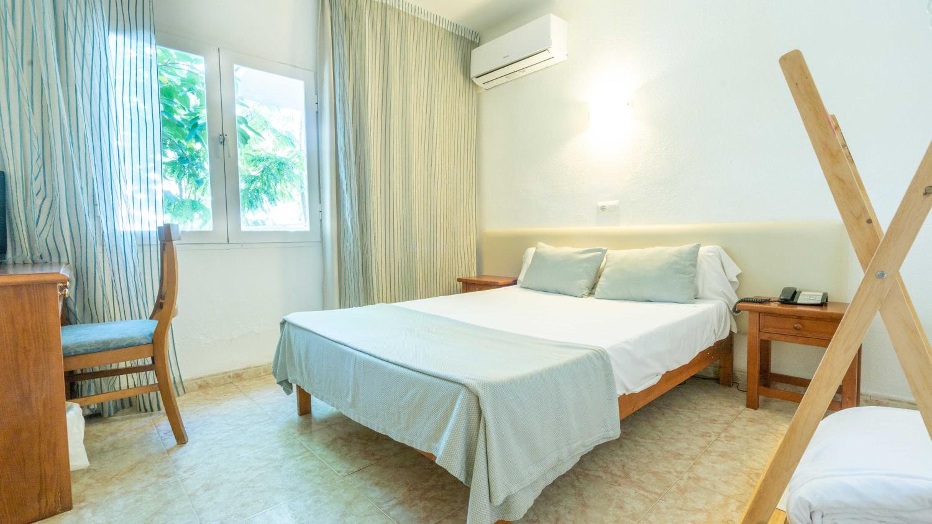 ROOM, SINGLE