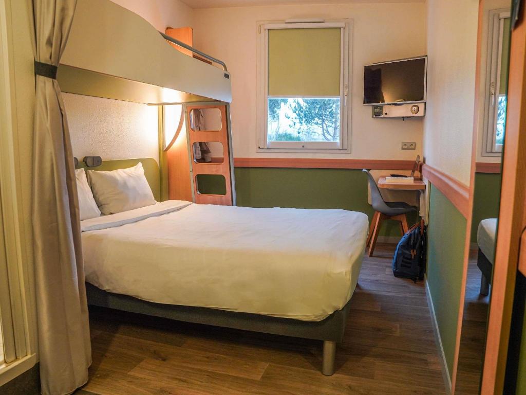 ROOM, TRIPLE, DOUBLE AND BUNK BED