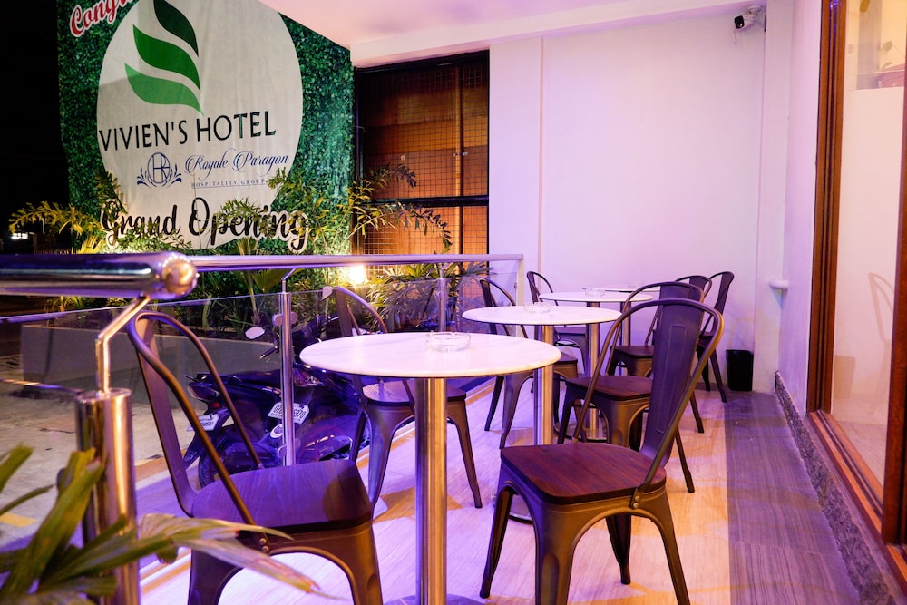 Vivien's Hotel 45/51