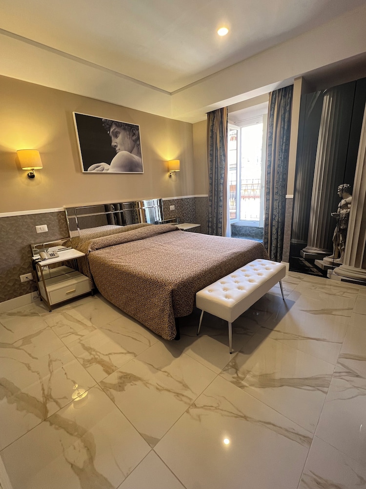 ROOM, DOUBLE BED
