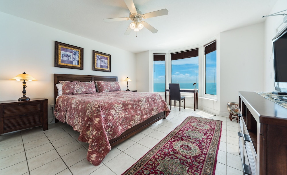 236 Emerald Beach Resort 37/80