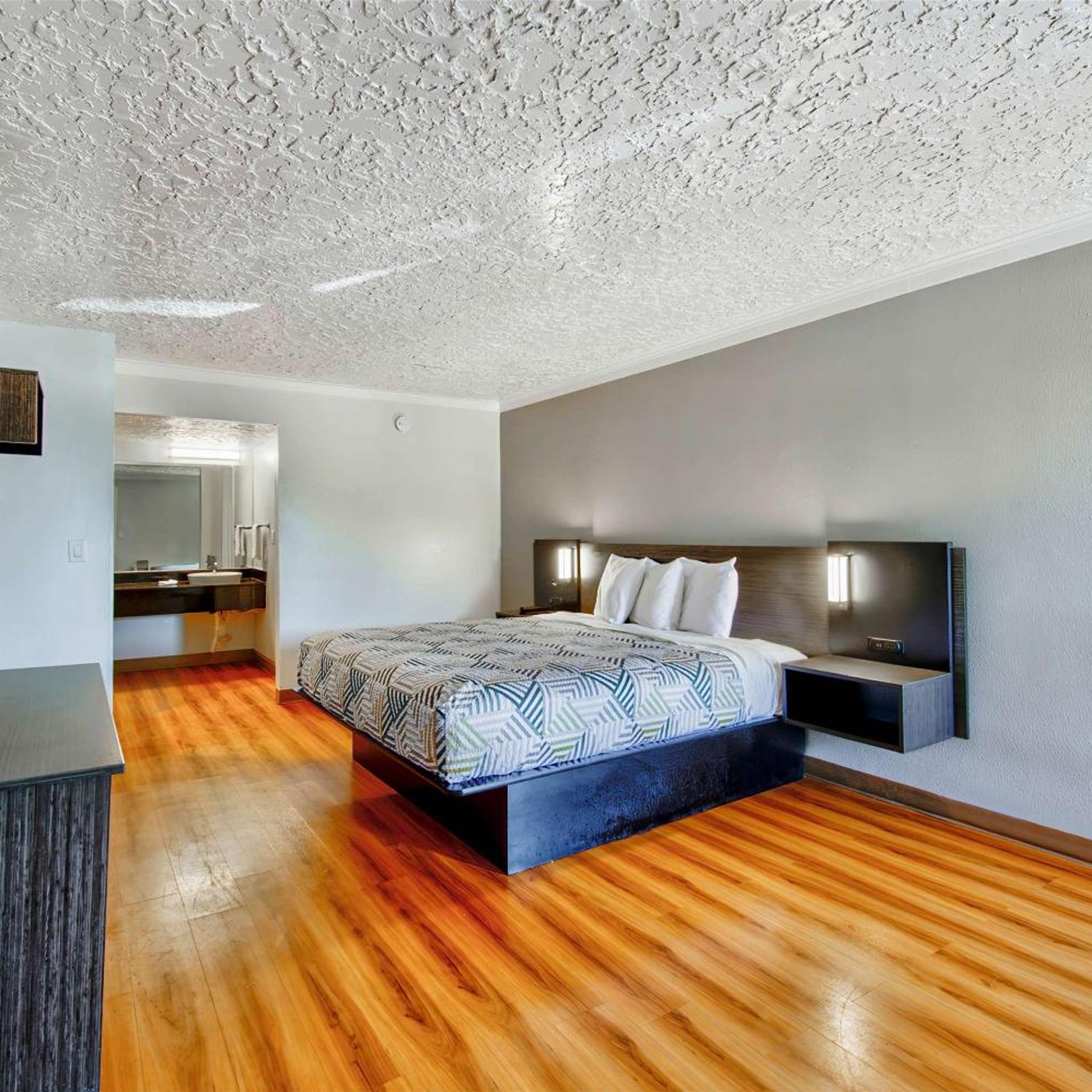 ROOM, KING BED