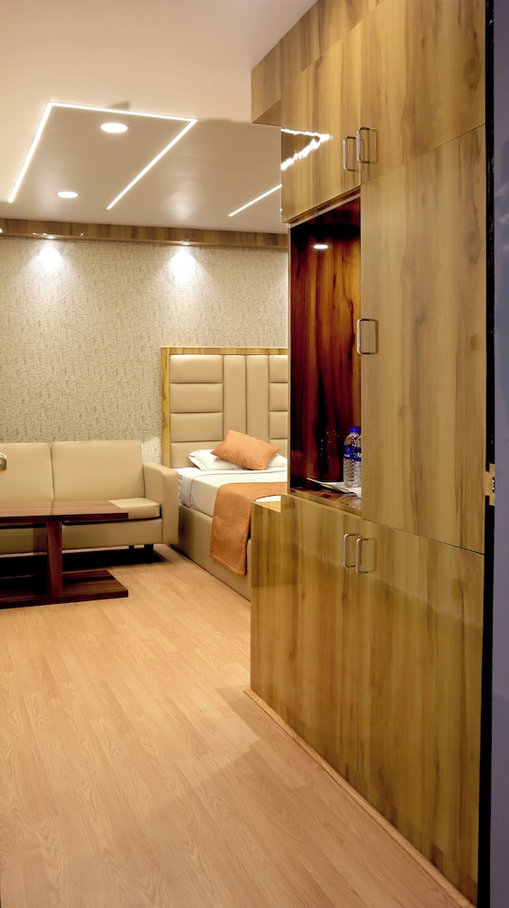 HOTEL EXECUTIVE TOWER 23/50