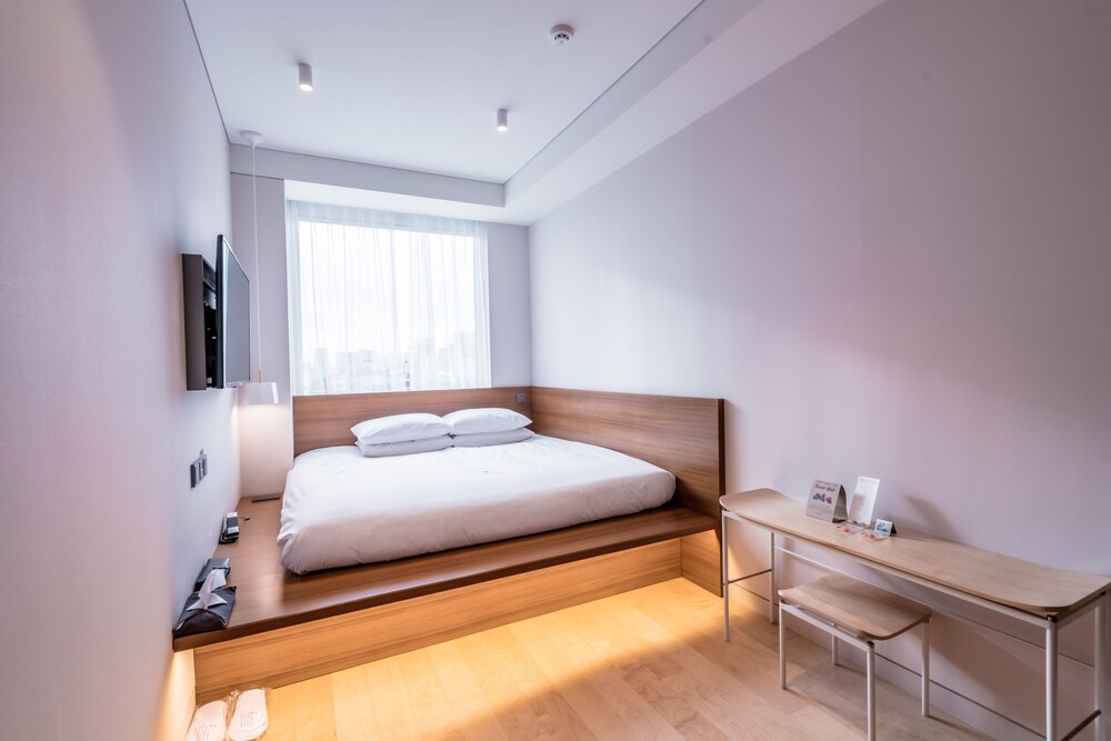 UPTOWN, KING BED