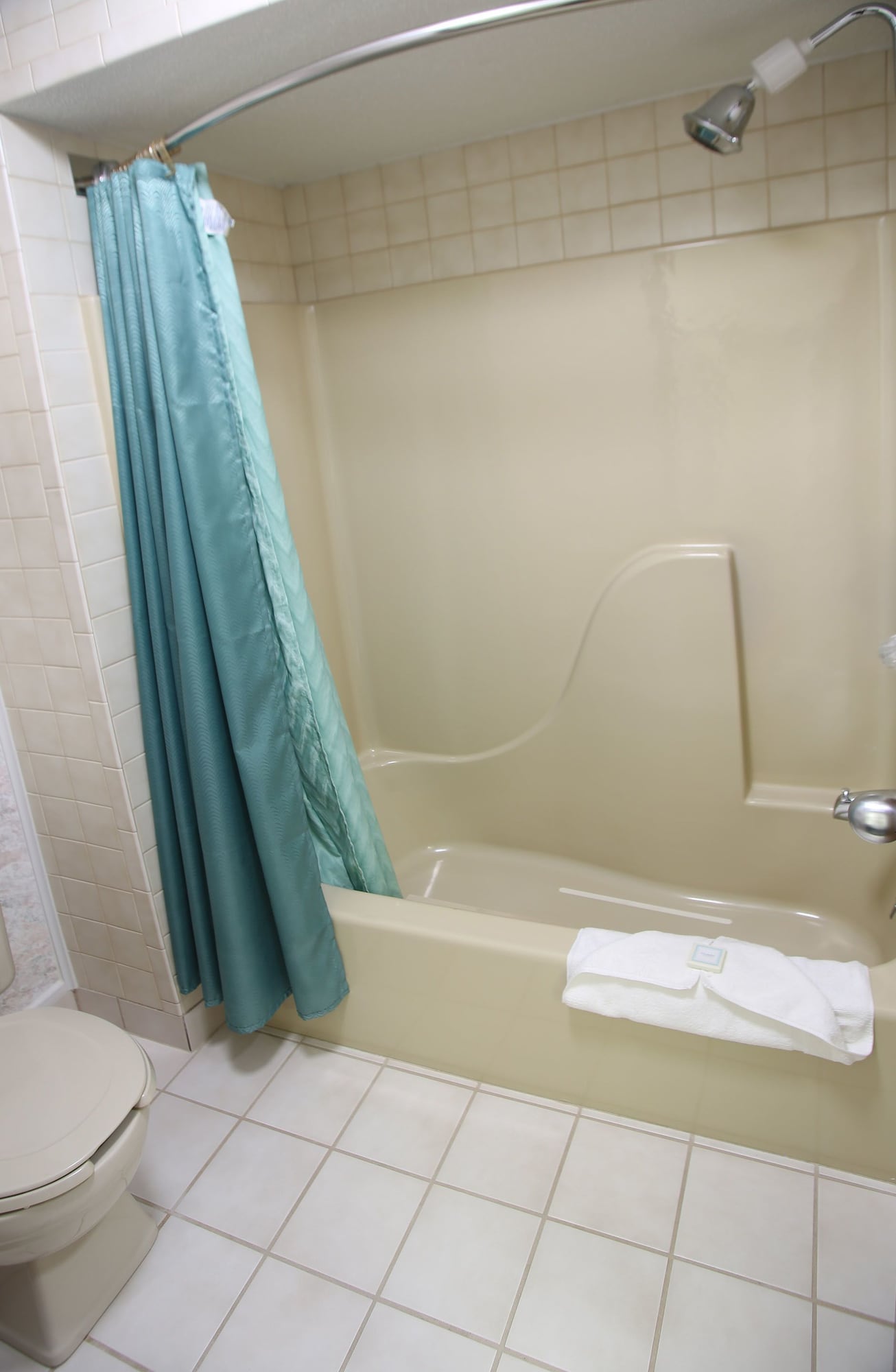 غرفة قياسية بسريرين كوين، Magnuson Hotel Howell/Brighton 6/6